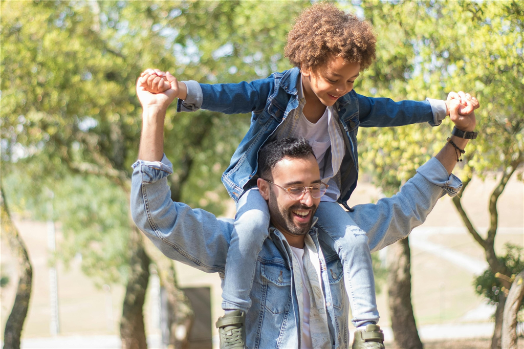 kid on dads shoulders